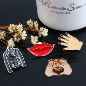 Fashion Ladies Brooch Men’s Jackets Red Nails Hand Lipstick Heart Gesture Girl Pins Metal Badge Clothing Accessories Women Jewel